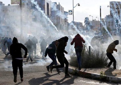 إصابات بالاختناق في مواجهات مع الاحتلال في الولجة