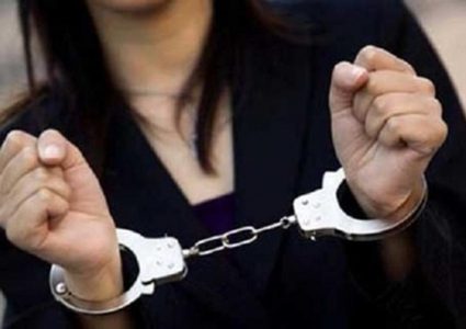 القبض على سيدة متهمة بالاعتداء على رجل وزوجته