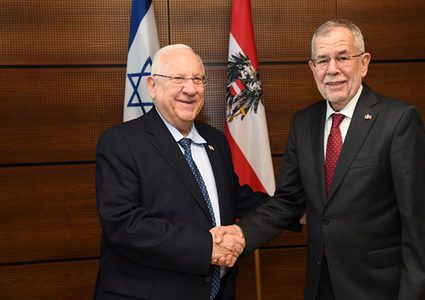 "ريفيلن" يلتقي بالرئيس النمساوي في المطار