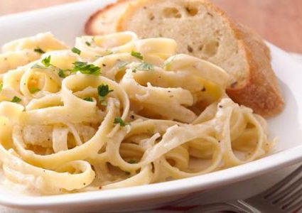 معكرونة فيتوتشيني مع جبنة الروكفور والجوز