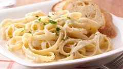 معكرونة فيتوتشيني مع جبنة الروكفور والجوز