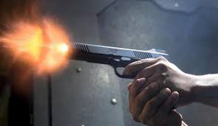 رجل يطلق النار على فتى يبحث عن مدرسته