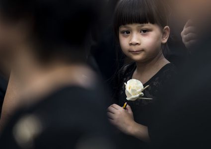 فتيات يرقصن في جنازة صديقتهن!