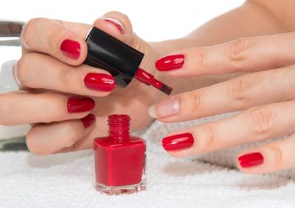مواد سمية في طلاء الأظافر ترتبط بالعقم والسرطان