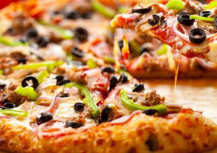 بريطانيا تحد من بيع "البيتزا" للتخلص من البدانة