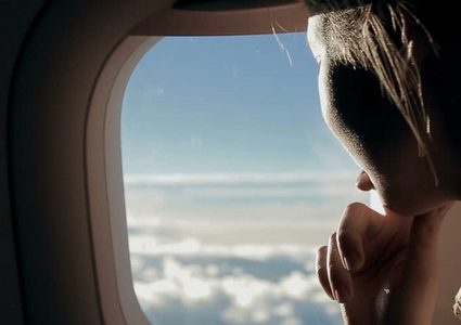 لماذا يوجد ثقب في نافذة الطائرة؟