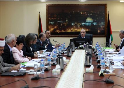 الحكومة تجدد المطالبة بالحماية الدولية لشعبنا