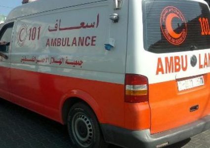 وفاة طفل سقط عليه باب حديدي