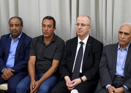 قدم رئيس الوزراء الفلسطيني رامي حمدالله تعازيه إلى عائشة الربيع ، العائلة ، في قرية بكيا في الضفة الغربية ، بالقرب من مدينة سلفيت في الضفة الغربية ، في 14 أكتوبر 2018.