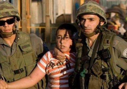 الاحتلال يحتجز طفلا قرب الحرم الابراهيمي