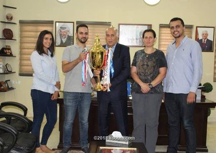 الرجوب يتسلم الكأس الذهبية بعد وصولها فلسطين