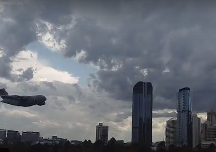 طائرة عملاقة تتفادى الاصطدام بناطحة سحاب! (فيديو)