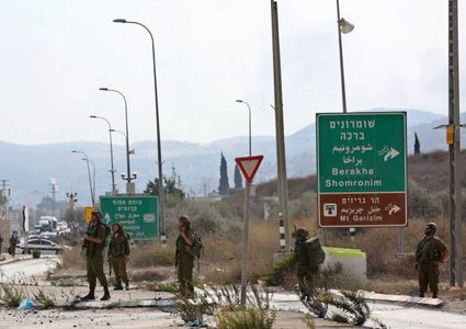 مستوطنون يهاجمون مركبات المواطنين على حاجز حوراة