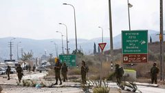 مستوطنون يهاجمون مركبات المواطنين على حاجز حوراة