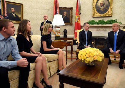 ترامب يستقبل القس برانسون ويفاجئه بسؤال غير متوقع!