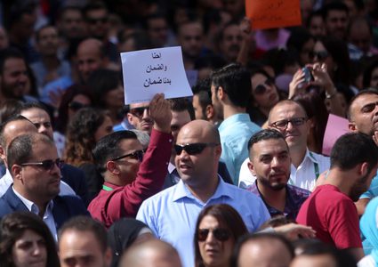 فلسطينيون يشاركون في مظاهرة ضد الأمن الاجتماعي في مدينة رام الله بالضفة الغربية ، في 15 أكتوبر 2018. أعلن وزير العمل مأمون أبو شهلا عن بدء تطبيق قانون الضمان الاجتماعي الإلزامي في 1 نوفمبر 2018.