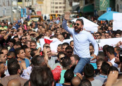 فلسطينيون يشاركون في مظاهرة ضد الأمن الاجتماعي في مدينة رام الله بالضفة الغربية ، في 15 أكتوبر 2018. أعلن وزير العمل مأمون أبو شهلا عن بدء تطبيق قانون الضمان الاجتماعي الإلزامي في 1 نوفمبر 2018.