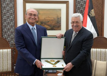 الرئيس يقلد صبيح المصري النجمة الكبرى لوسام القدس