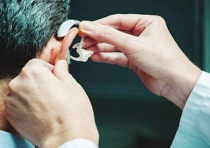 ما علاقة أجهزة السمع وجراحة المياه البيضاء بالخرف؟