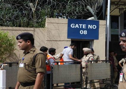 قرار  يلزم شرطة المطارات الهندية بتقليص الابتسام