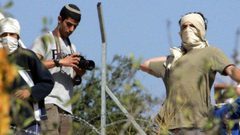 مستوطنون يصعدون من اعتداءتهم على المزارعين