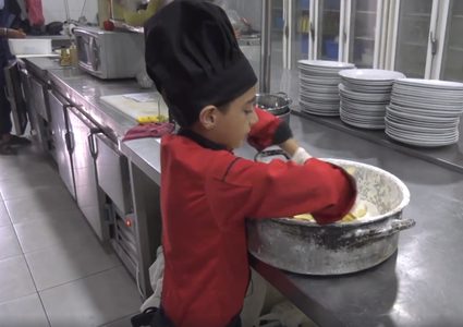"محمود أبو ندى" أصغر شيف في غزة