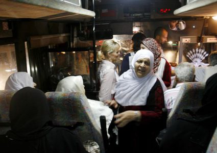 أهالي أسرى غزة يزورون 20 أسيراً في سجن "نفحة"