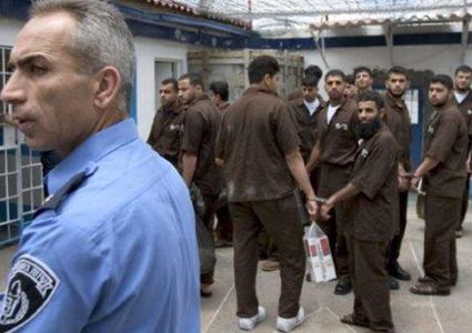 أسرى معتقل "عوفر" يقررون تصعيد خطواتهم الاحتجاجية