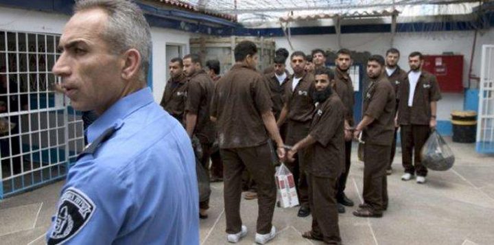 أسرى معتقل "عوفر" يقررون تصعيد خطواتهم الاحتجاجية