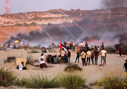 متظاهرون فلسطينيون يجتمعون خلال اشتباكات مع قوات الاحتلال في مظاهرة ضد الحصار الإسرائيلي على قطاع غزة.