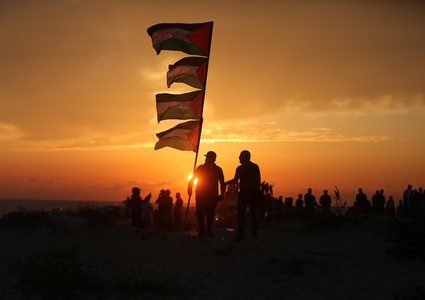 متظاهرون فلسطينيون يجتمعون خلال اشتباكات مع قوات الاحتلال في مظاهرة ضد الحصار الإسرائيلي على قطاع غزة.