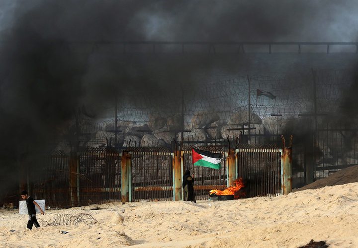 متظاهرون فلسطينيون يجتمعون خلال اشتباكات مع قوات الاحتلال في مظاهرة ضد الحصار الإسرائيلي على قطاع غزة.