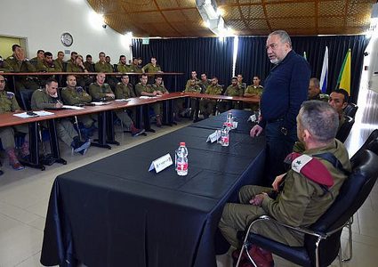 ليبرمان : فرض الهدوء في غزة يحتاج ضربة عسكرية قوية