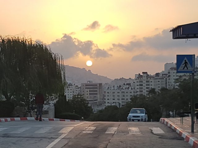 الطقس: أجواء غائمة جزئية وفرصة ضعيفة لسقوط الأمطار