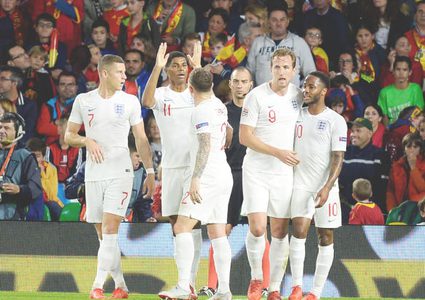 انجلترا تنعش آمالها وسويسرا تعززها