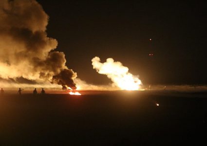 متظاهرون يدمرون بوابة موقع "النمر" العسكري وسط غزة