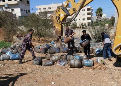 الخليل: الدفاع المدني يتلف 850 اسطوانة غاز منزلي