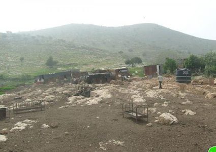 الاحتلال يصور منشآت المواطنين في خربة "يرزا"