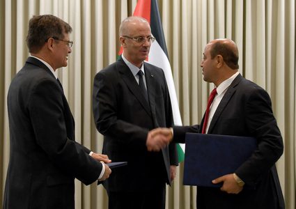 رئيس الوزراء الفلسطيني رامي الحمد الله يلتقي بنائب المجموعة الأمريكية اللاتينية للإدارة العامة كارلوس أورتيز في مدينة رام الله بالضفة الغربية في 17 أكتوبر 2018.