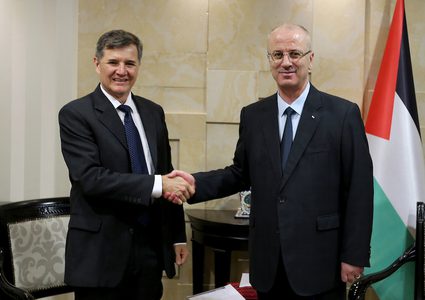 رئيس الوزراء الفلسطيني رامي الحمد الله يلتقي بنائب المجموعة الأمريكية اللاتينية للإدارة العامة كارلوس أورتيز في مدينة رام الله بالضفة الغربية في 17 أكتوبر 2018.