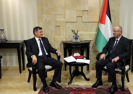 رئيس الوزراء الفلسطيني رامي الحمد الله يلتقي بنائب المجموعة الأمريكية اللاتينية للإدارة العامة كارلوس أورتيز في مدينة رام الله بالضفة الغربية في 17 أكتوبر 2018.