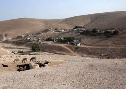 نظرة عامة توضح المعسكر البدوي الفلسطيني لقرية خان الأحمر التي تعتزم إسرائيل هدمها في الضفة الغربية المحتلة.