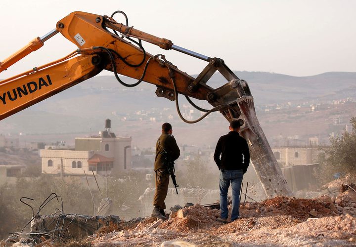 الاحتلال يهدم منزلا في يطا جنوب الخليل لعائلة مكونة من 22 فردا