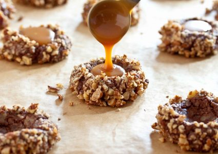 بسكويت كوكيز بالكراميل والبندق