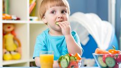 5 نصائح لتشجيع طفلك على تناول طعام صحي