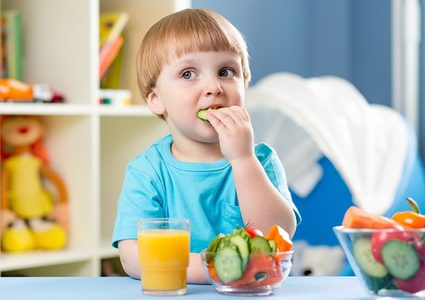 5 نصائح لتشجيع طفلك على تناول طعام صحي