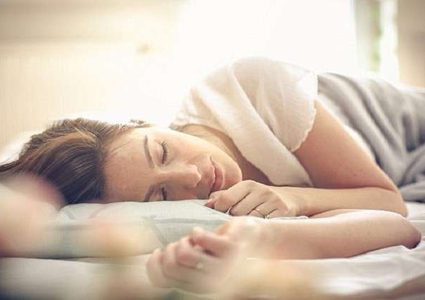 دراسة تكشف تفوق "النساء" على الرجال في الشخير!