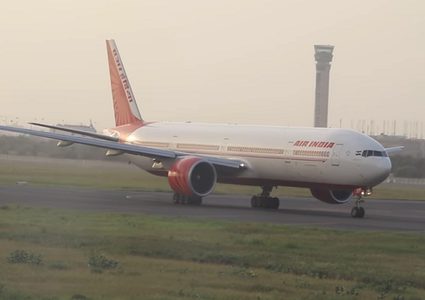 إصابة مضيفة سقطت من طائرة في الهند