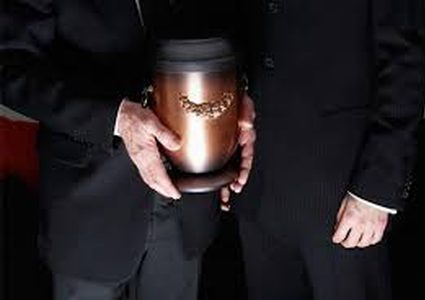 طالبة تصنع الكعك من "رماد جدتها"!