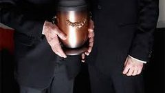طالبة تصنع الكعك من "رماد جدتها"!
